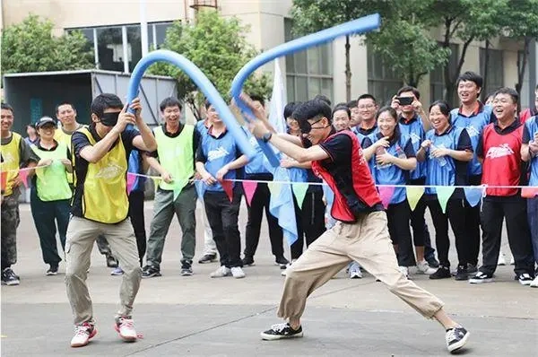 蒙眼互打 现场实拍图