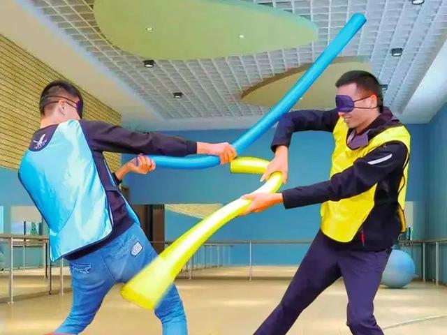 蒙眼互打 现场实拍图