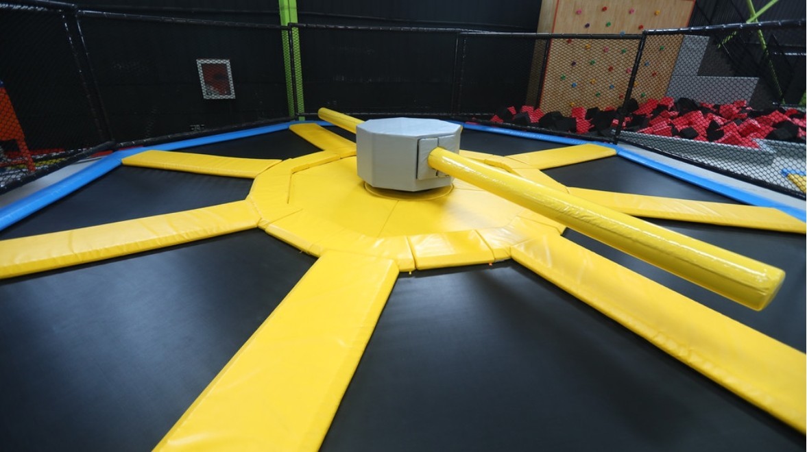 Runningseek撕名牌轰趴团建蹦床场地图片