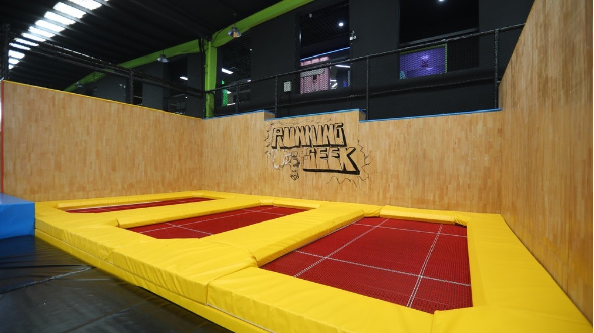 Runningseek撕名牌轰趴团建蹦床场地图片