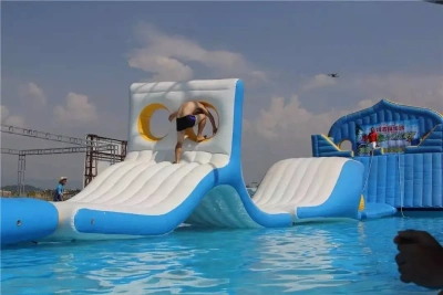 水上智勇大冲关